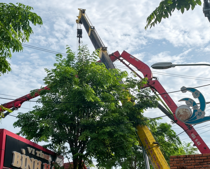 Gãy cần bơm bê tông công trình nhà dân, 1 người chết, 2 người bị thương - Ảnh 1.