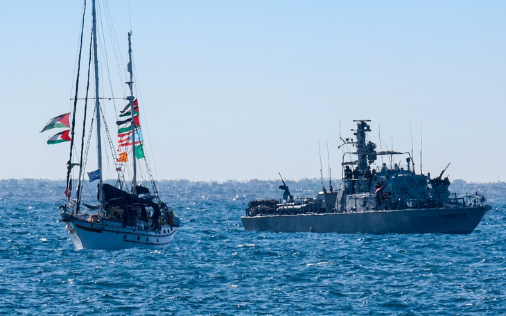 Israel trục xuất tất cả người trên nhóm tàu viện trợ Gaza - Ảnh 2.