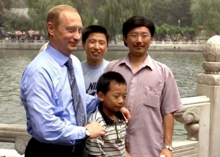 Cuộc hội ngộ sau hai thập kỷ giữa Tổng thống Putin và cậu bé Trung Quốc - Ảnh 1.