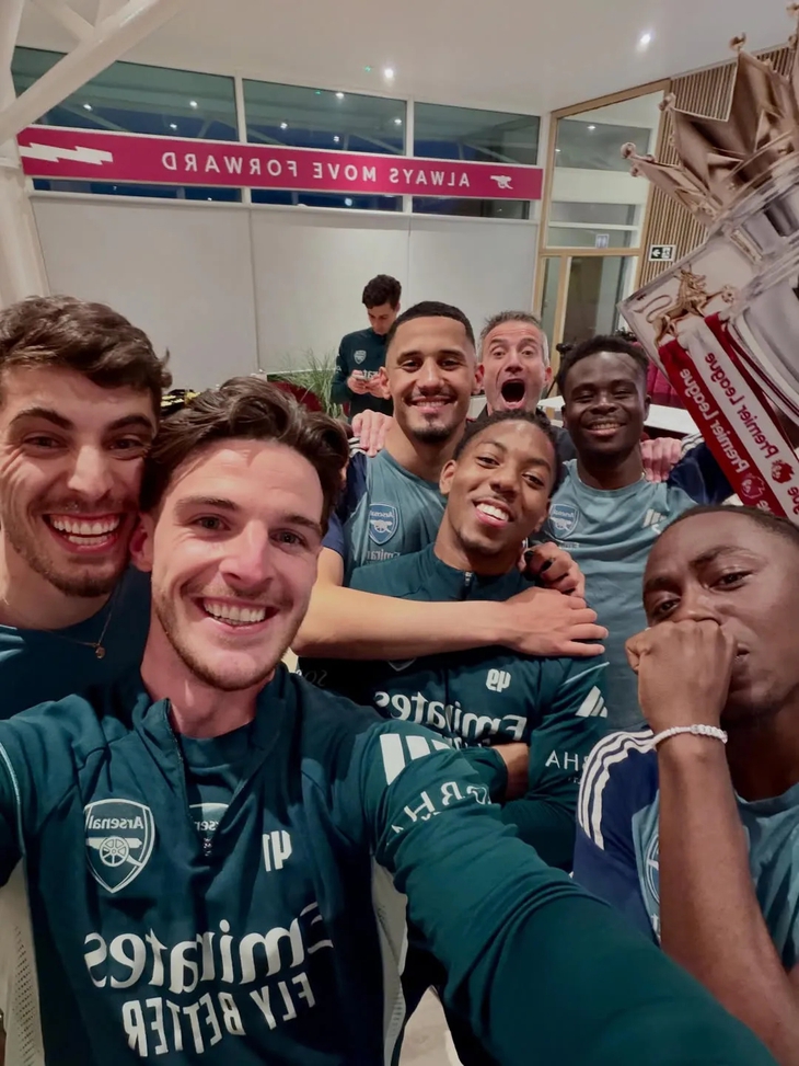 Các ngôi sao Arsenal ăn mừng cuồng nhiệt sau chức vô địch - Ảnh 2.