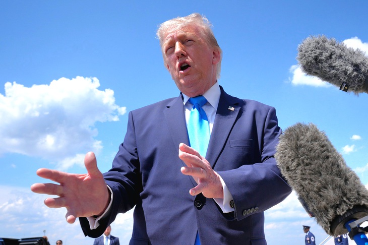 Ông Trump nói ở lằn ranh 'đàm hoặc đánh'; Giá dầu giảm dưới 100 USD/thùng - Ảnh 1.