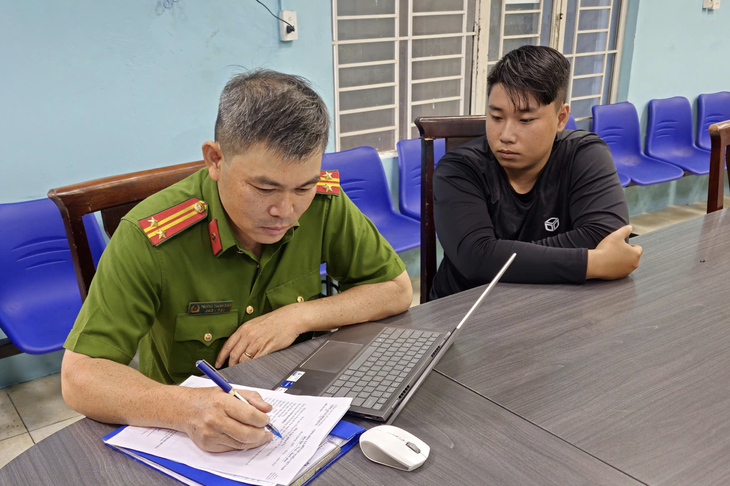Công an TP.HCM xử lý hai người đánh nhau giữa đường Phạm Hùng - Ảnh 2.