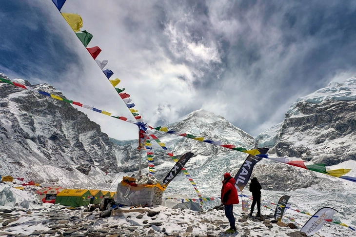 274 người chinh phục đỉnh Everest trong một ngày, lập kỷ lục mới - Ảnh 1. đỉnh Everest - Ảnh 1.