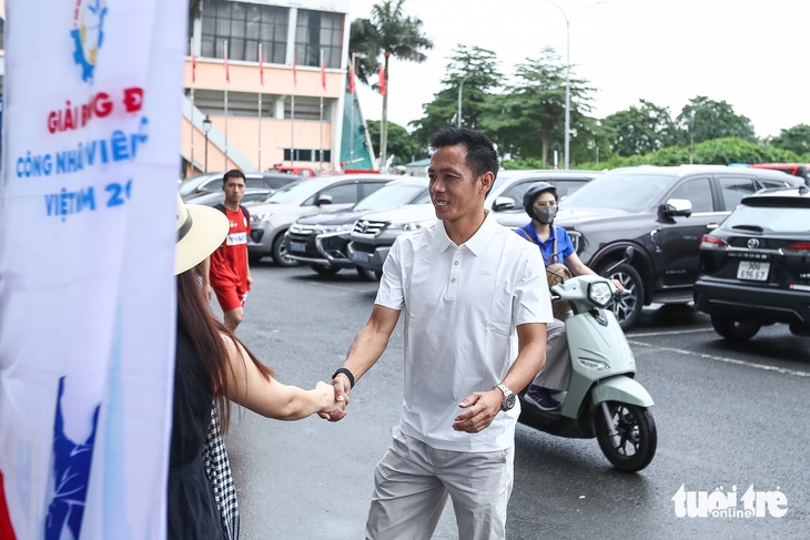 Cầu thủ Văn Quyết khuấy động Giải bóng đá công nhân, viên chức Việt Nam 2026 - Ảnh 2.