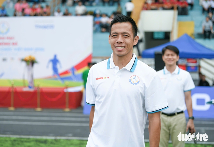 Cầu thủ Văn Quyết khuấy động Giải bóng đá công nhân, viên chức Việt Nam 2026 - Ảnh 3.