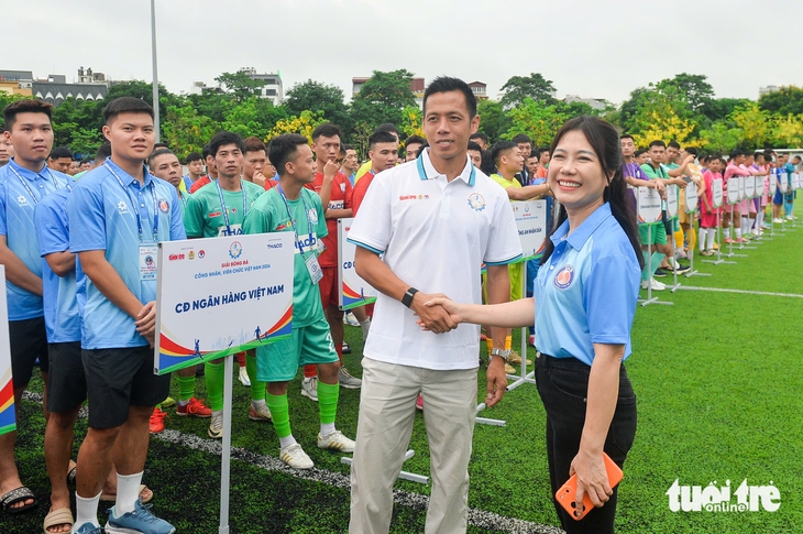 Cầu thủ Văn Quyết khuấy động Giải bóng đá công nhân, viên chức Việt Nam 2026 - Ảnh 5.
