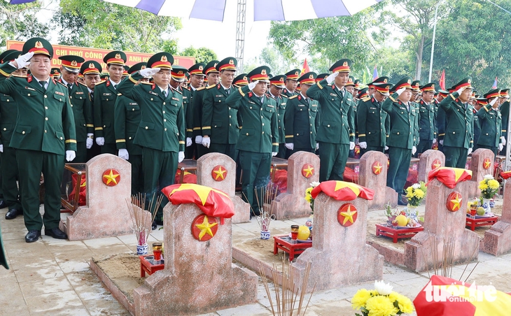 Nghệ An an táng 80 hài cốt liệt sĩ hy sinh ở Lào - Ảnh 2.