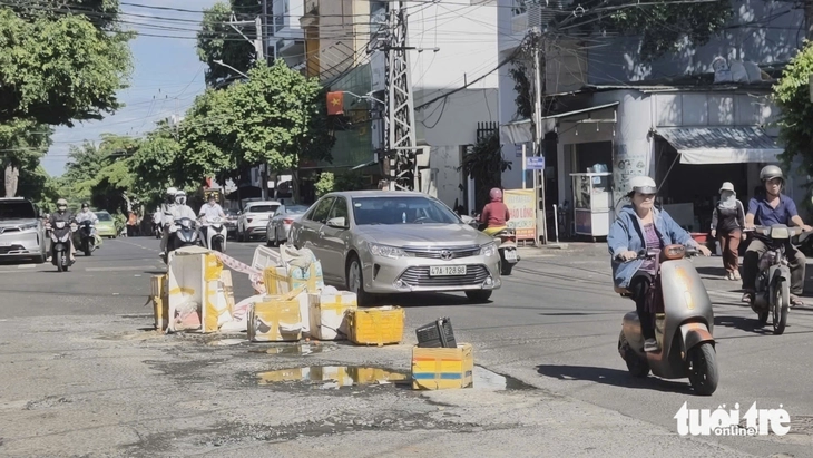 Nhiều người sụp 'ổ voi' trước chợ, dân dựng thùng xốp cảnh báo - Ảnh 4.