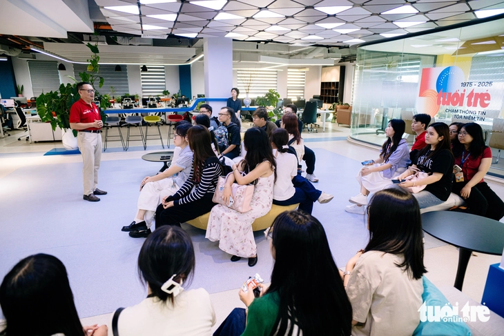 Sinh viên RMIT Việt Nam khám phá quy trình sản xuất tin quốc tế tại báo Tuổi Trẻ - Ảnh 11. báo Tuổi Trẻ - Ảnh 10.