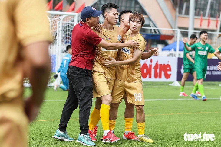 HLV Long 'Thổi' tái xuất ở Giải bóng đá công nhân, viên chức Việt Nam 2026 - Ảnh 3.