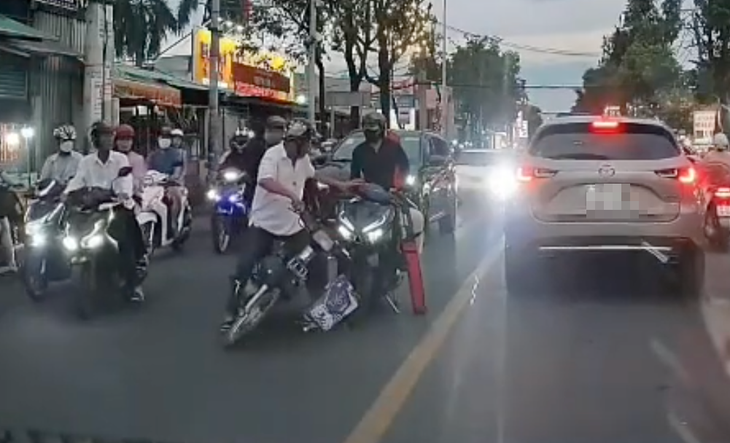Công an TP.HCM xử lý hai người đánh nhau giữa đường Phạm Hùng - Ảnh 1.