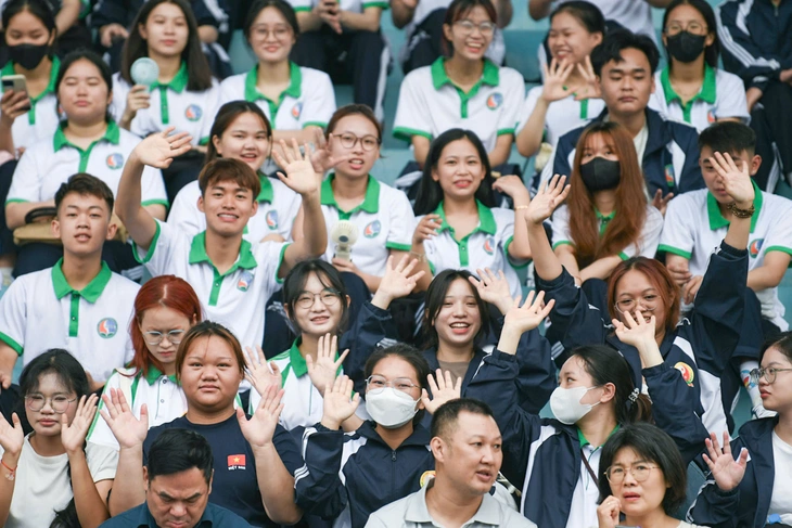 Lãnh đạo Tổng Liên đoàn Lao động Việt Nam ra sân động viên các cầu thủ - Ảnh 3.