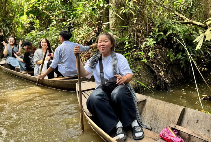Nhớ mùa hè ban ngày mình mẩy lem luốc đất đỏ, buổi tối mắt dán vô màn hình coi Tây Du Ký - Ảnh 1.
