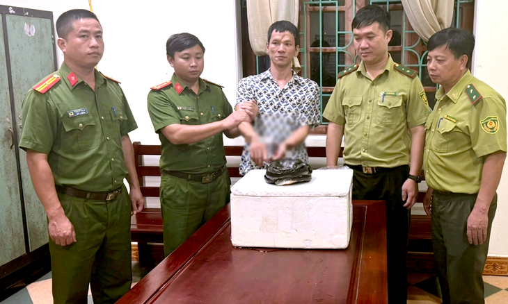 Mua rắn hổ mang chúa từ người lạ trên mạng, người đàn ông bị bắt - Ảnh 1.
