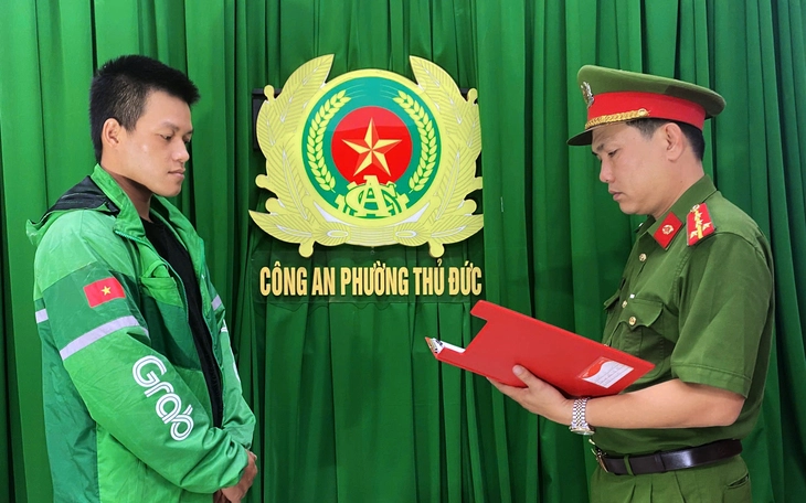 Xin vượt xe không được, tài xế xe tải cầm thanh sắt chặn đường, đấm chảy máu mũi người khác - Ảnh 3.