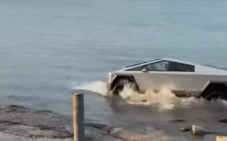 Chủ xe Tesla đấu trộm điện công để sạc, cháy rụi cả ô tô lẫn nhà bên cạnh - Ảnh 2.