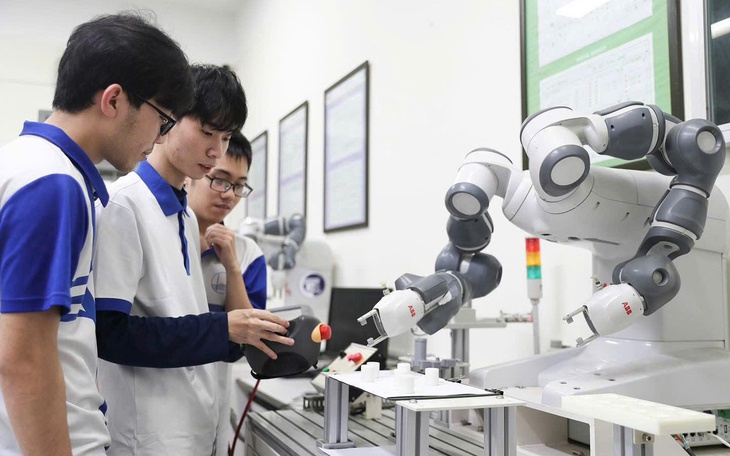Chuyển giảng viên thạc sĩ qua chuyên viên: Giảng viên lo lắng, nhà trường nói gì? - Ảnh 2.