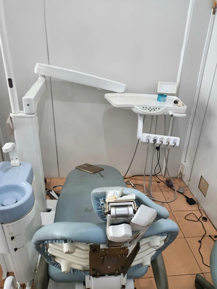 Thanh niên chửi bới, đập phá trang thiết bị phòng khám răng - Ảnh 3.