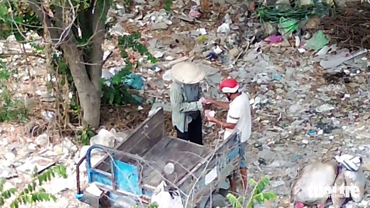 Bãi rác 'lụi' ven nghĩa trang Bình Hưng Hòa - Ảnh 3.