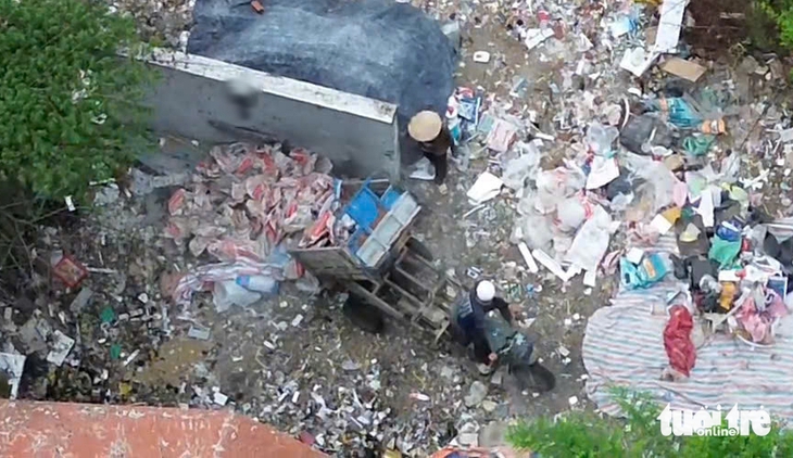 Kiểm tra, xử lý bãi rác 'lụi' ven nghĩa trang Bình Hưng Hòa sau phản ánh của báo Tuổi Trẻ - Ảnh 4.