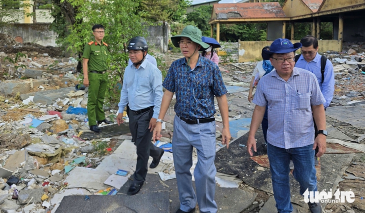 Kiểm tra, xử lý bãi rác 'lụi' ven nghĩa trang Bình Hưng Hòa sau phản ánh của báo Tuổi Trẻ - Ảnh 1.