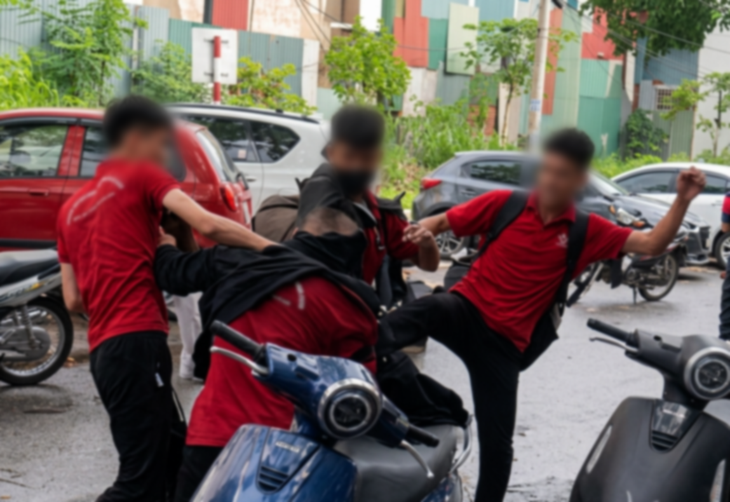 Ba nam thanh niên lao vào hành hung một người giữa đường ở Hà Nội - Ảnh 1.