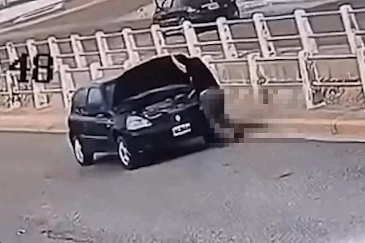 Xuống xe đấu cáp bình ắc quy, tài xế bị chính ô tô của mình bất ngờ chồm lên cán qua người - Ảnh 1.