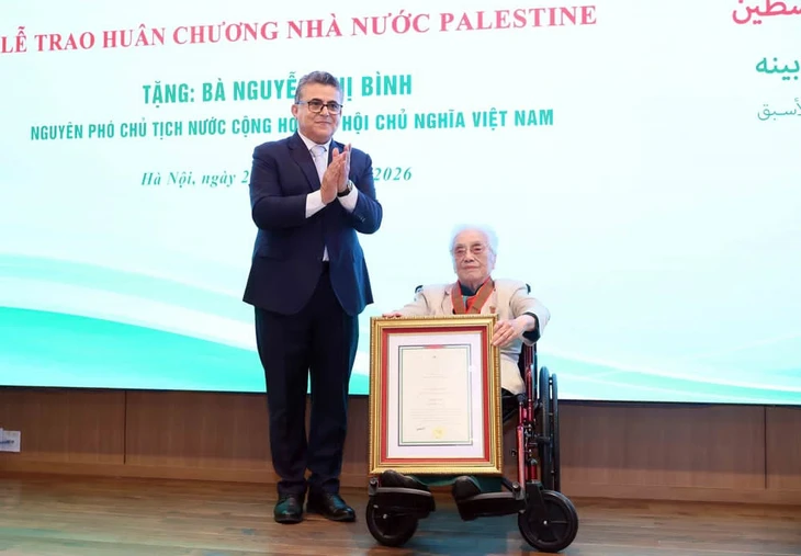 Bà Nguyễn Thị Bình nhận Huân chương Ngôi sao Công trạng của Nhà nước Palestine - Ảnh 1.
