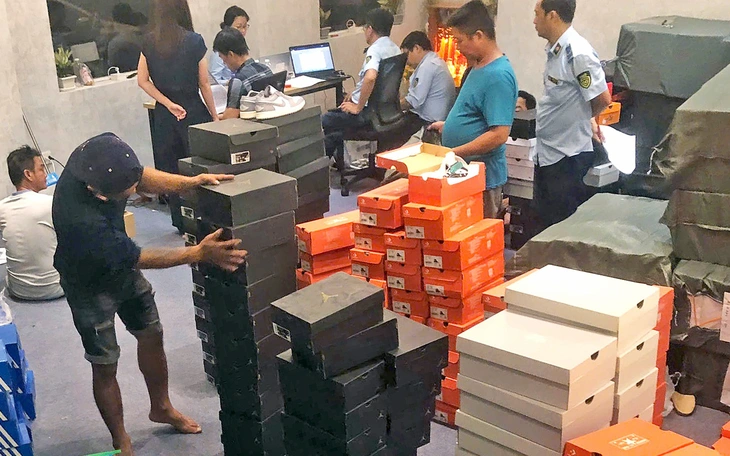 Khởi tố vợ chồng chủ cửa hàng 'Chí Phát Luxury' bán Gucci, Hermes, Rolex... giả - Ảnh 6.