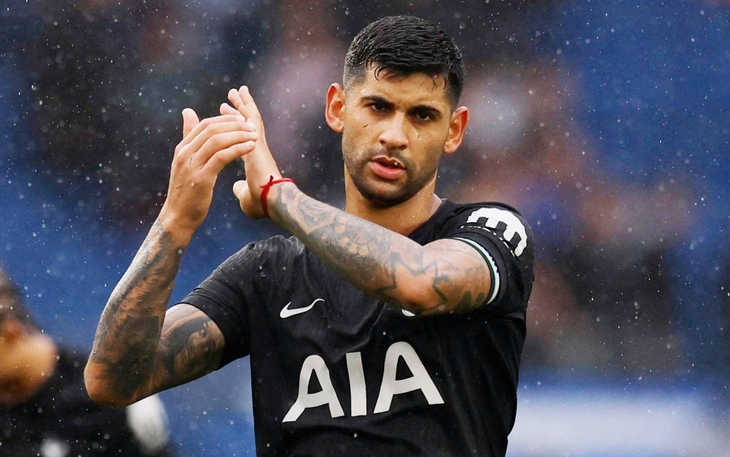 Fan Arsenal ùn ùn đi xăm sau chức vô địch Ngoại hạng Anh - Ảnh 2.