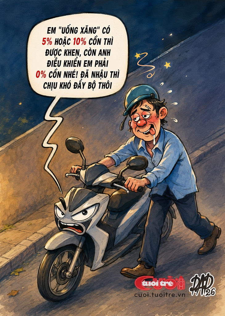 Người đàn ông bị xe máy 'giáo huấn' về xăng E10 - Ảnh 1.