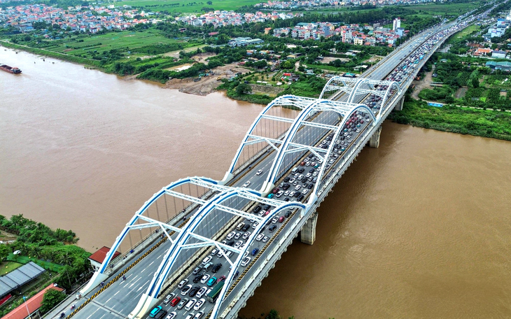 Xe liên tục 'va' vào mũ trụ cầu trên công trình ngàn tỉ - Ảnh 3.