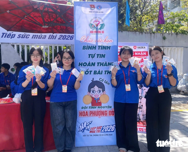 ‘Thi xong văn rồi, giỏi ha’ và chiếc kẹo tiếp sức sĩ tử thi vào lớp 10 Đà Nẵng - Ảnh 1.