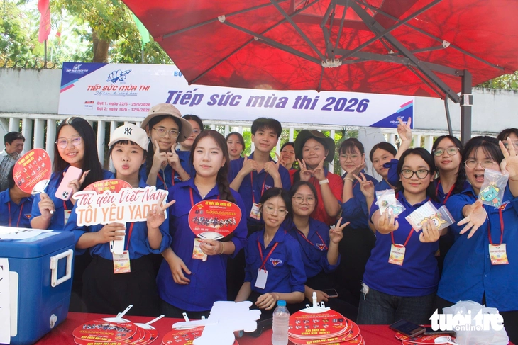 ‘Thi xong văn rồi, giỏi ha’ và chiếc kẹo tiếp sức sĩ tử thi vào lớp 10 Đà Nẵng - Ảnh 3.