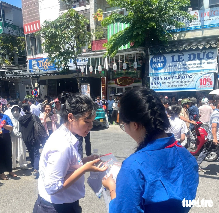 ‘Thi xong văn rồi, giỏi ha’ và chiếc kẹo tiếp sức sĩ tử thi vào lớp 10 Đà Nẵng - Ảnh 4.