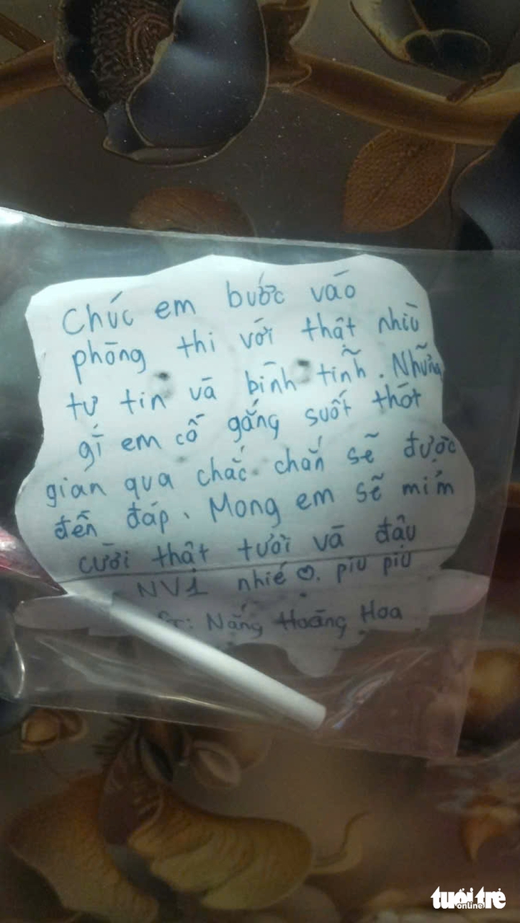 ‘Thi xong văn rồi, giỏi ha’ và chiếc kẹo tiếp sức sĩ tử thi vào lớp 10 Đà Nẵng - Ảnh 7.