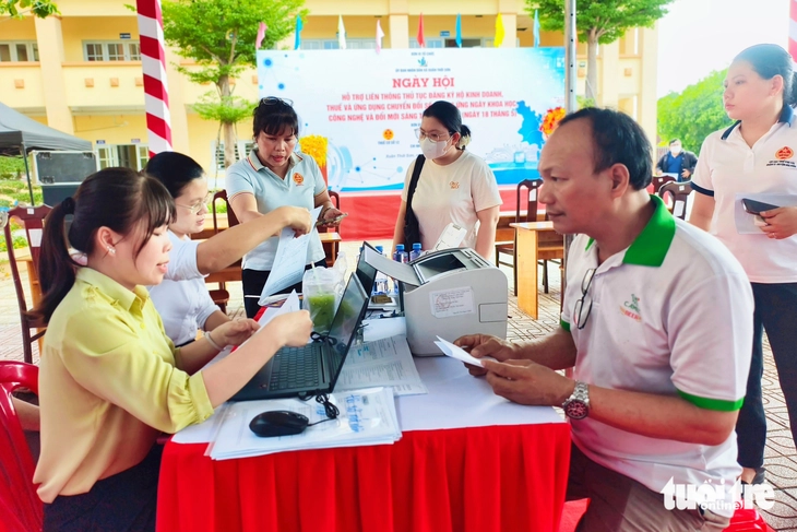 Chuẩn bị mở quán, bà con xã Xuân Thới Sơn tìm hiểu thủ tục nộp thuế - Ảnh 1.