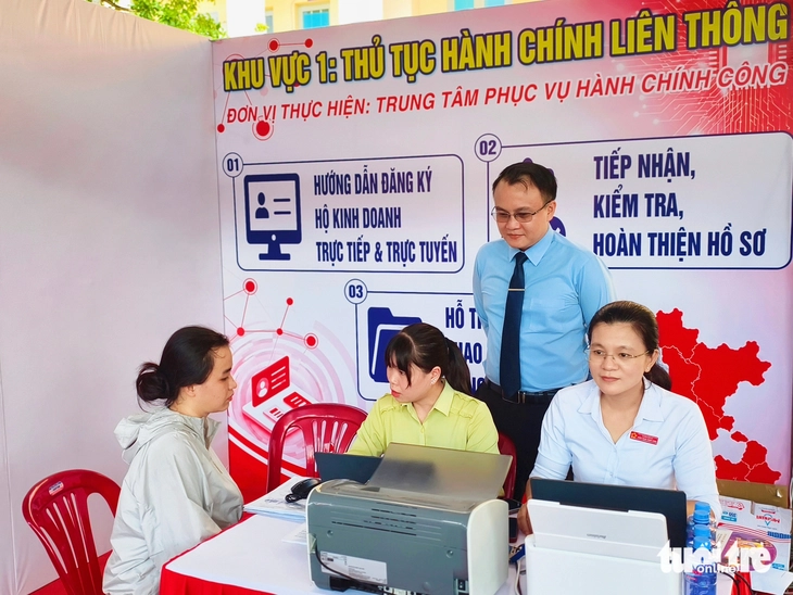 Chuẩn bị mở quán, bà con xã Xuân Thới Sơn tìm hiểu thủ tục nộp thuế - Ảnh 3.