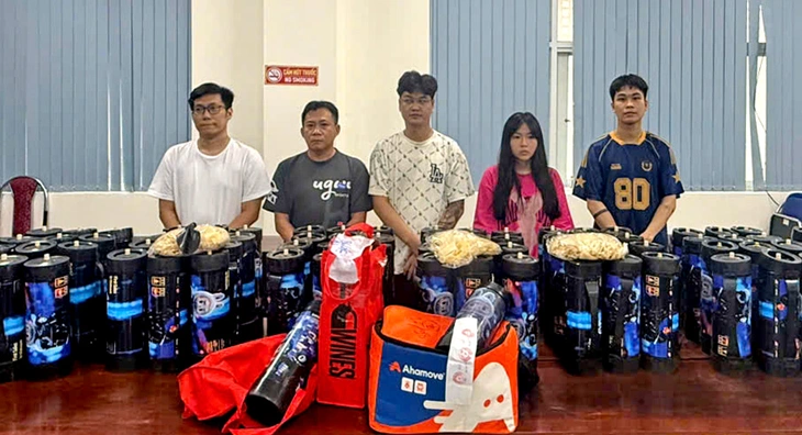 Công an TP.HCM bắt 5 người mua bán khí cười quy mô lớn - Ảnh 1.