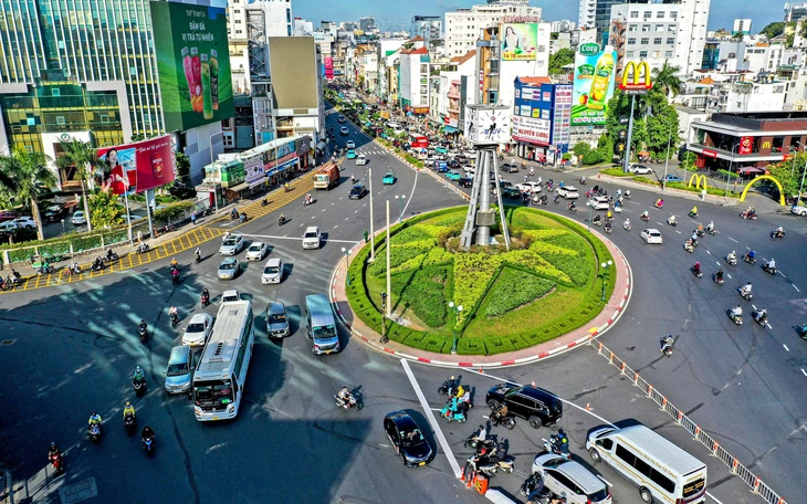 Vòng xoay Điện Biên Phủ ổn định sáng đầu tuần, các tuyến đường lân cận ùn ứ - Ảnh 7.