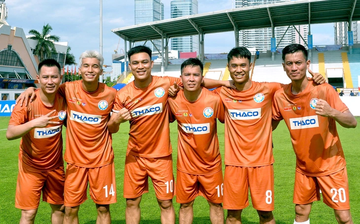 Muôn kiểu tránh nóng ở Giải bóng đá công nhân, viên chức Việt Nam 2026 - Ảnh 11.