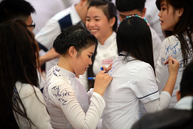 Ký tên lên áo đồng phục cuối cấp là ký ức đẹp hay sự lãng phí? - Ảnh 1.