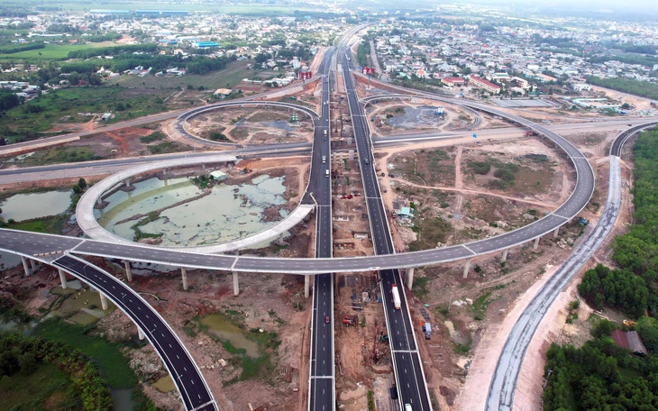 Xe đi trên cao tốc TP.HCM - Long Thành đã bắt đầu đi tuyến T2 để vào cao tốc Biên Hòa - Vũng Tàu - Ảnh 2.