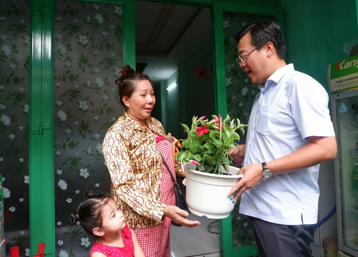 Cả ngàn bạn trẻ cùng bà con ở Bình Hưng Hòa chung tay dọn rác, trồng cây nhân Ngày Chủ nhật xanh - Ảnh 1.