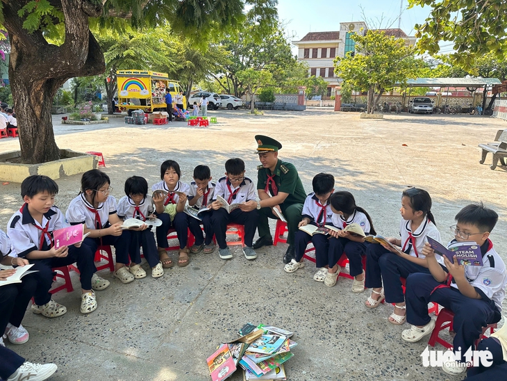 Thiếu nhi vùng biển vui hội đầu hè cùng bộ đội biên phòng - Ảnh 4.