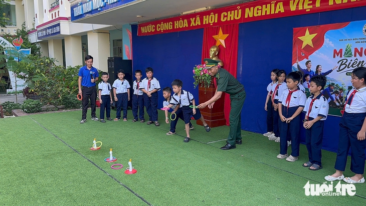 Thiếu nhi vùng biển vui hội đầu hè cùng bộ đội biên phòng - Ảnh 5.