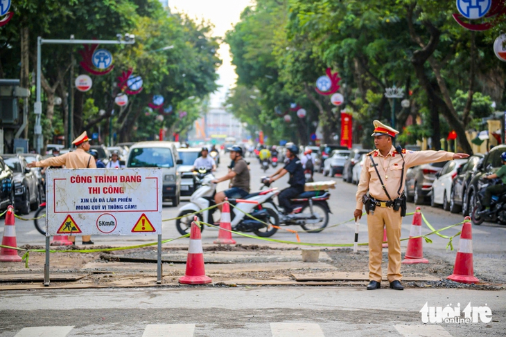 Hà Nội rào chắn loạt phố trung tâm thi công chống ngập, dân mong sớm có mặt đường êm - Ảnh 2.