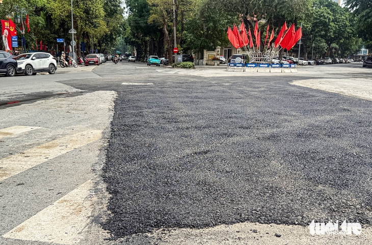 Hà Nội rào chắn loạt phố trung tâm thi công chống ngập, dân mong sớm có mặt đường êm - Ảnh 7.