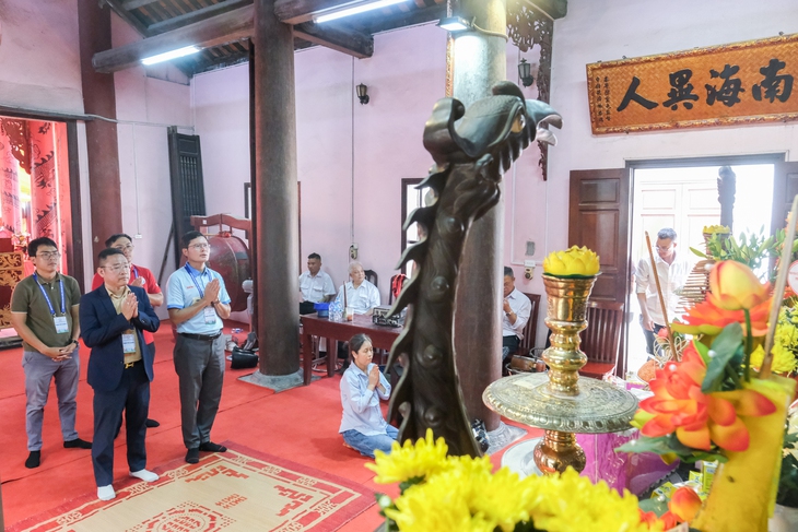 Ban tổ chức Giải bóng đá công nhân, viên chức Việt Nam dâng hương Đức Thánh Gióng - Ảnh 2. Ban tổ chức Giải bóng đá công nhân, viên chức Việt Nam dâng hương Đức Thánh Gióng - Ảnh 2.