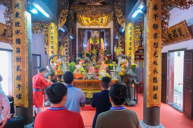 Ban tổ chức Giải bóng đá công nhân, viên chức Việt Nam dâng hương Đức Thánh Gióng - Ảnh 1. Ban tổ chức Giải bóng đá công nhân, viên chức Việt Nam dâng hương Đức Thánh Gióng - Ảnh 1.